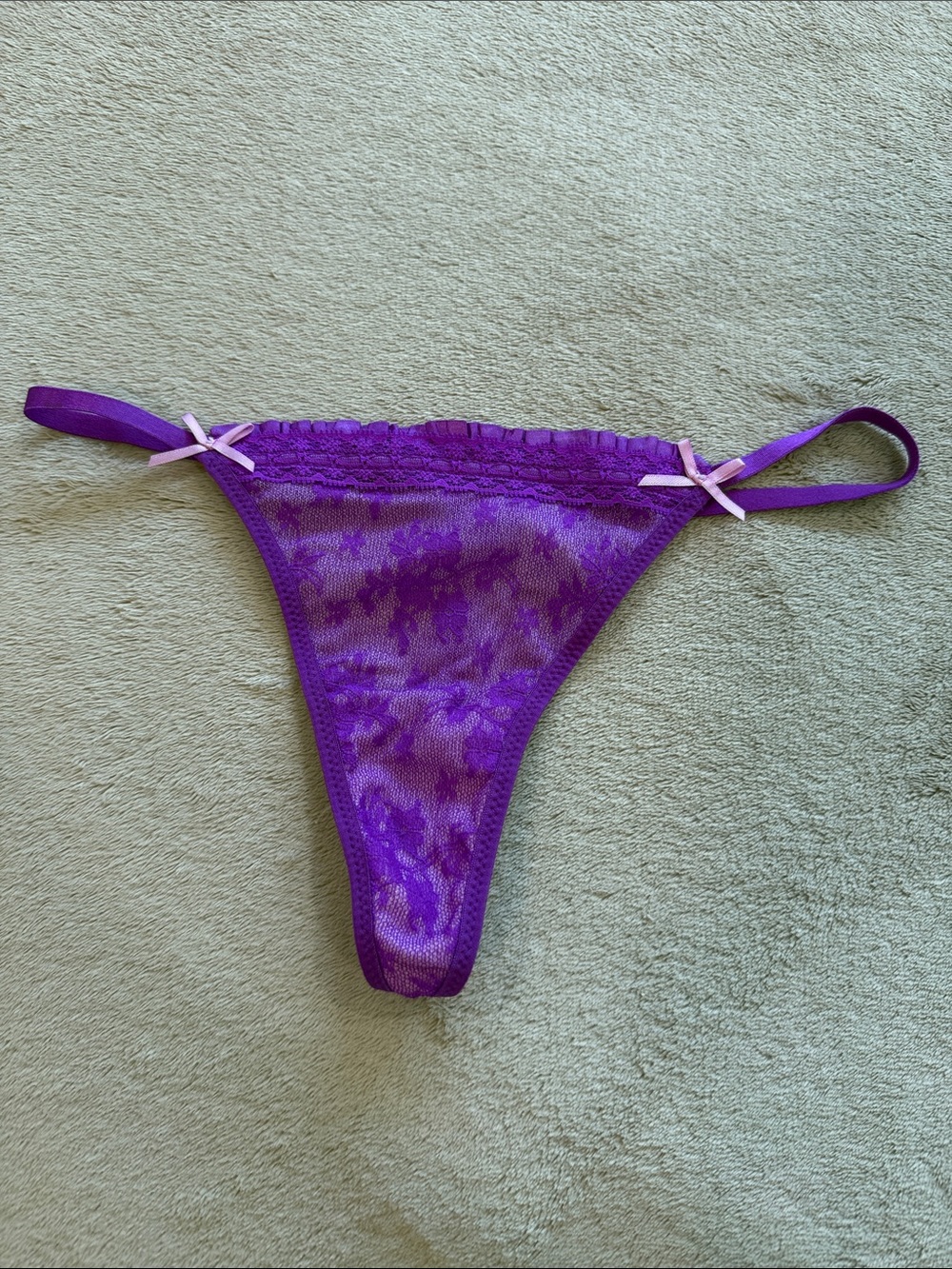 NWOT Victoria’s Secret lace v-string thong